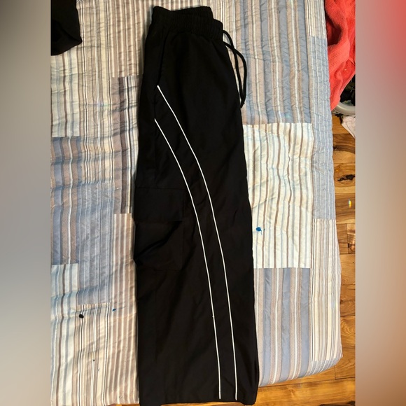 Black wide leg pants with flap pockets and elastic waistband - Picture 3 of 7